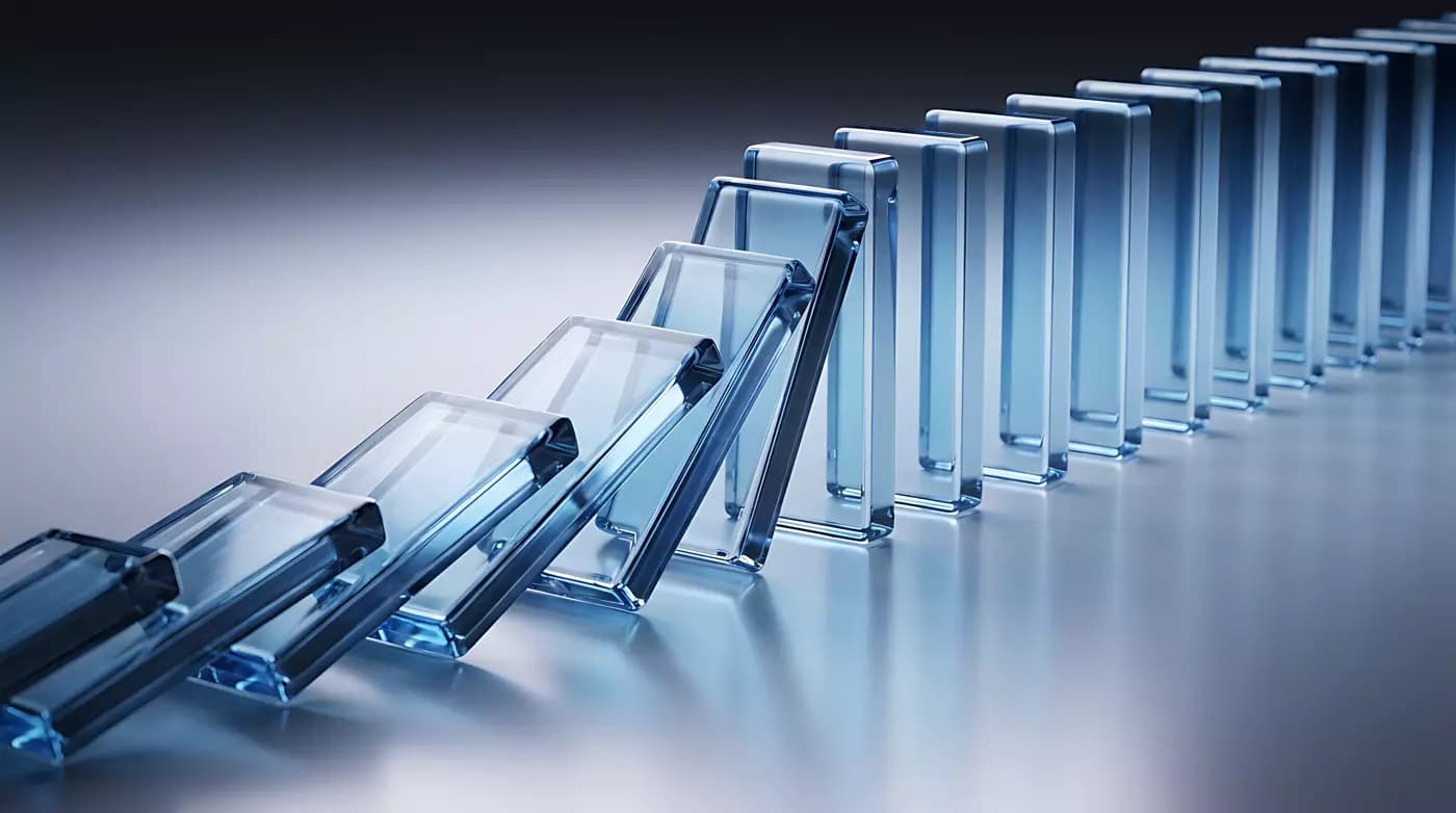 Tessere di domino in vetro che cadono una dopo l’altra
