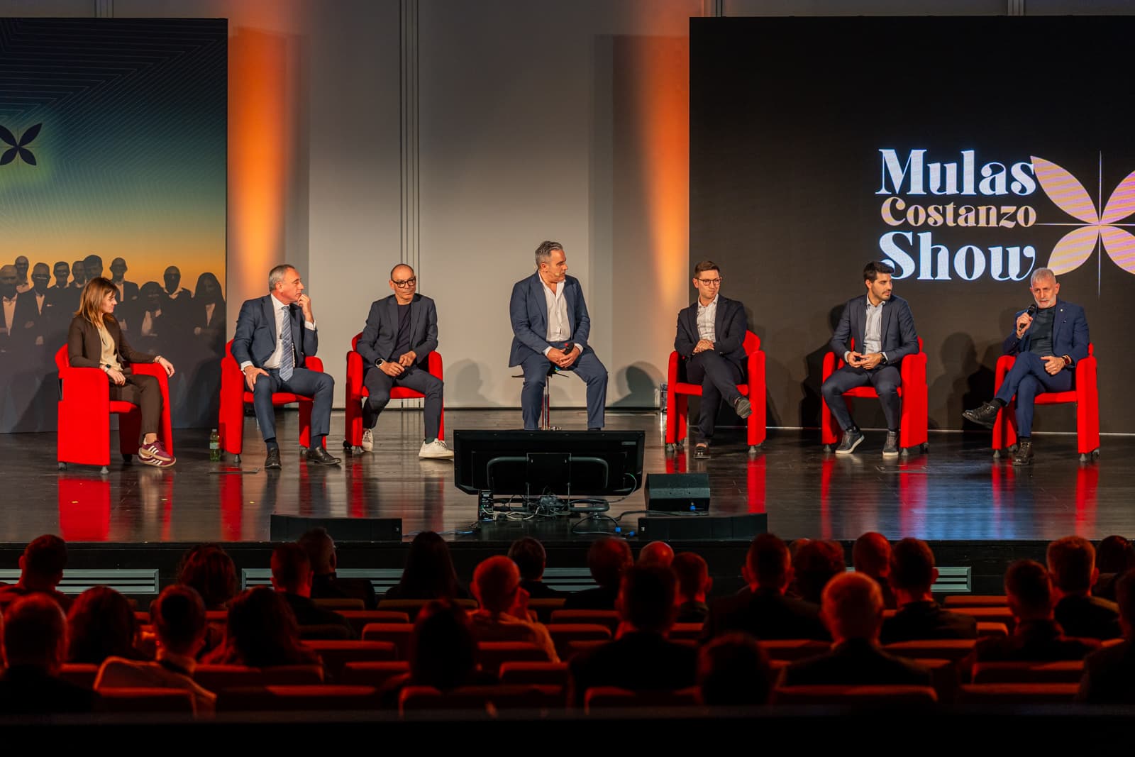 Mulas Costanzo Show, evento Titolare Top sul palco con sei coach e la platea